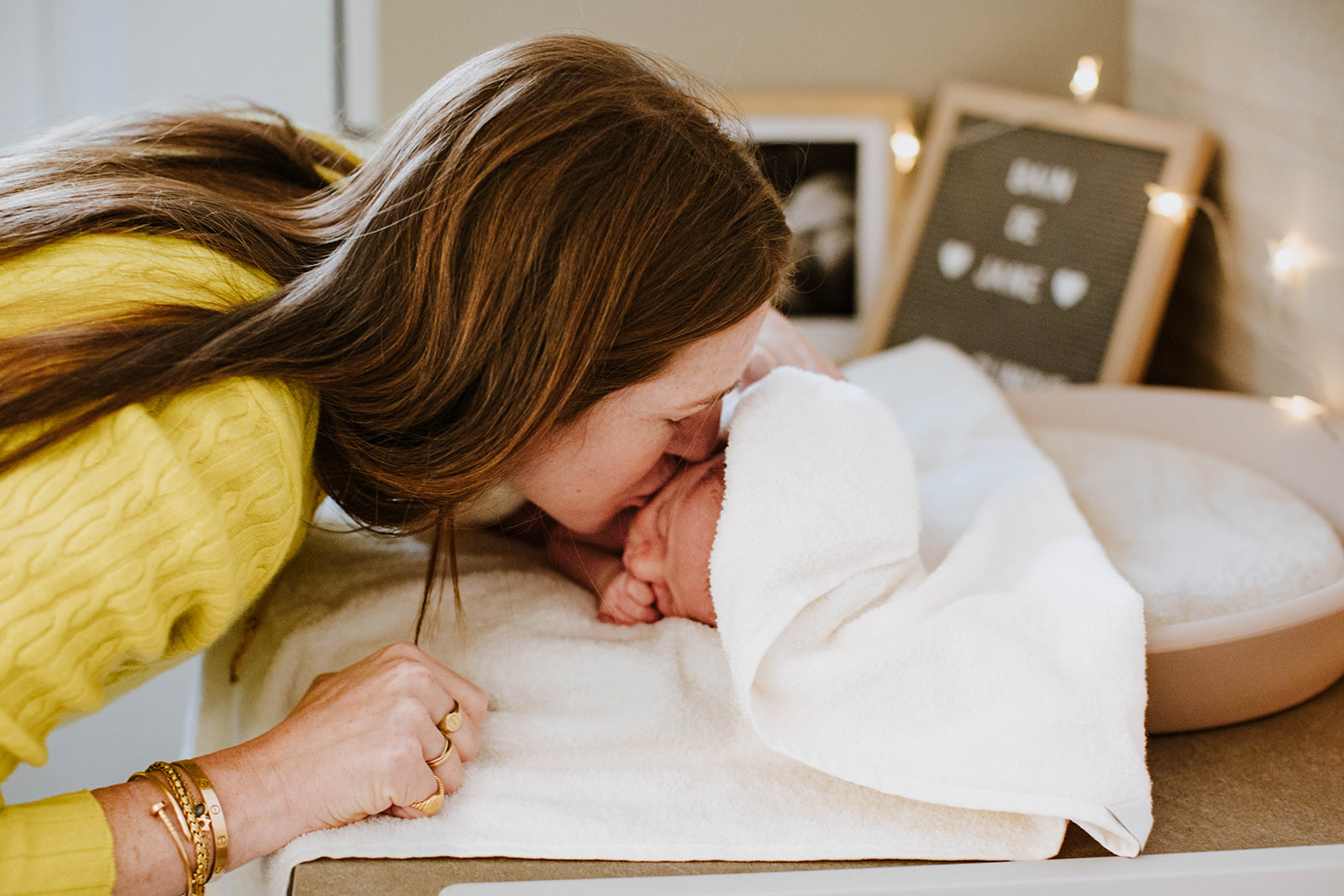 Bisous de la maman de Jane, après le bain thérapeutique donné par Marie-Camille